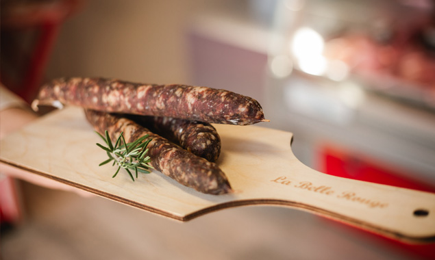 Charcutier Maitre artisan - La Belle Rouge Périgné (79) - Préparation selon les méthodes artisanales