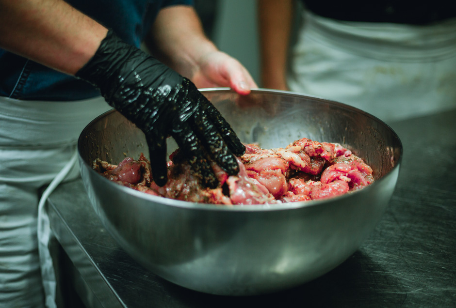 Charcutier Maitre artisan - La Belle Rouge Périgné (79) - Préparation selon les méthodes artisanales