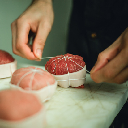 Formation apprenti par un maitre artisan Boucherie charcuterie Traiteur La Belle Rouge Perigne (79)