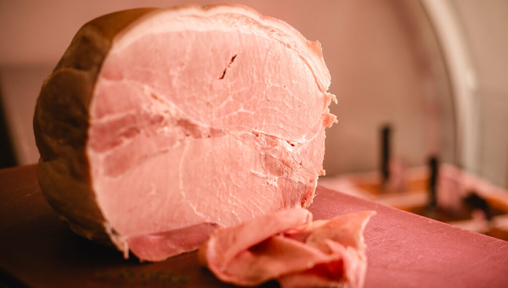 Jambon blanc confectionné dans notre laboratoire - Boucherie Charcuterie La Belle Rouge Périgne (79)